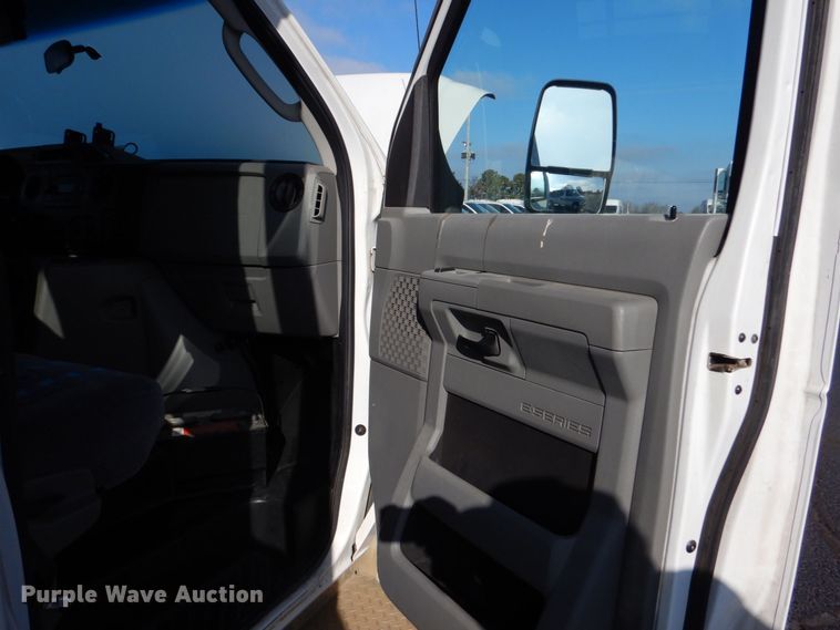 image for item MM9637 2012 Ford E450  shuttle bus