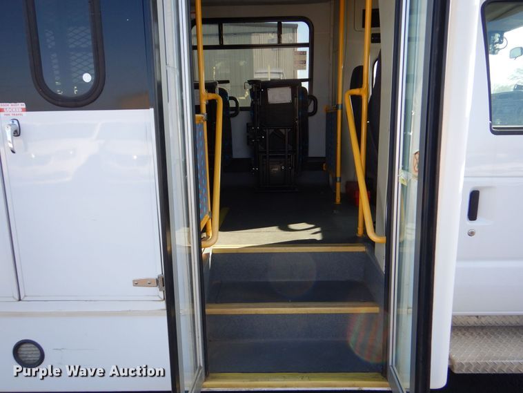 image for item MM9639 2012 Ford E450  shuttle bus