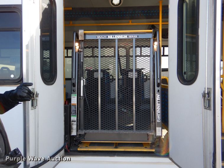 image for item MM9639 2012 Ford E450  shuttle bus