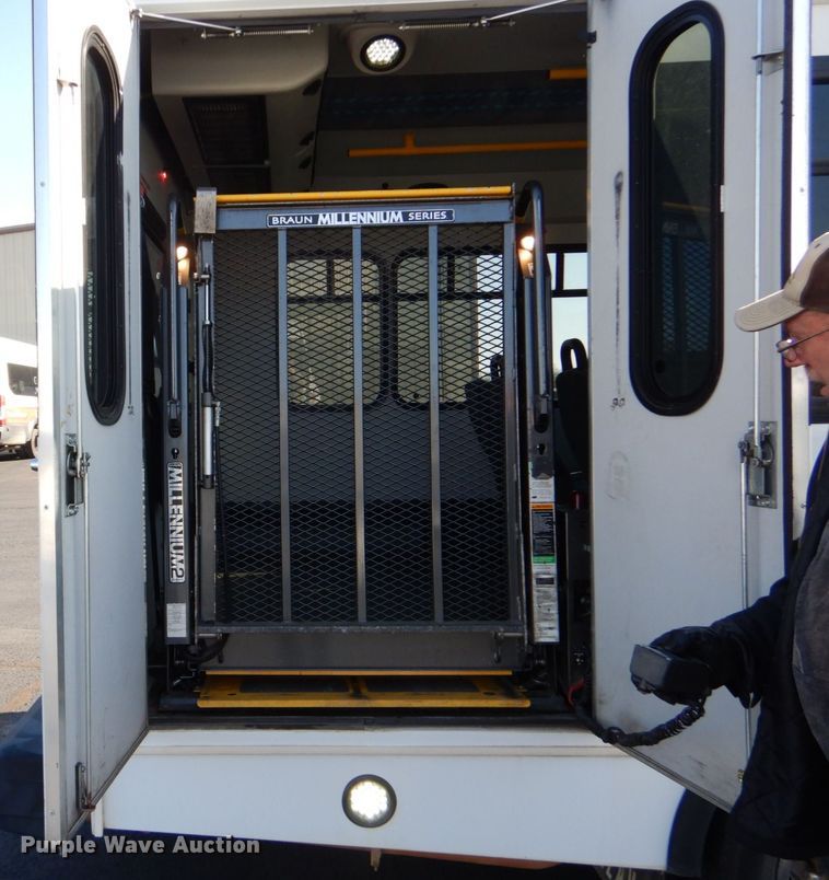 image for item MM9640 2012 Ford E450  shuttle bus