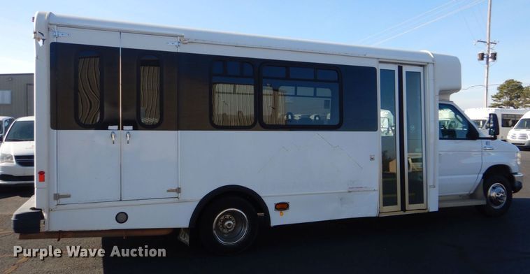 image for item MM9641 2013 Ford E450  shuttle bus