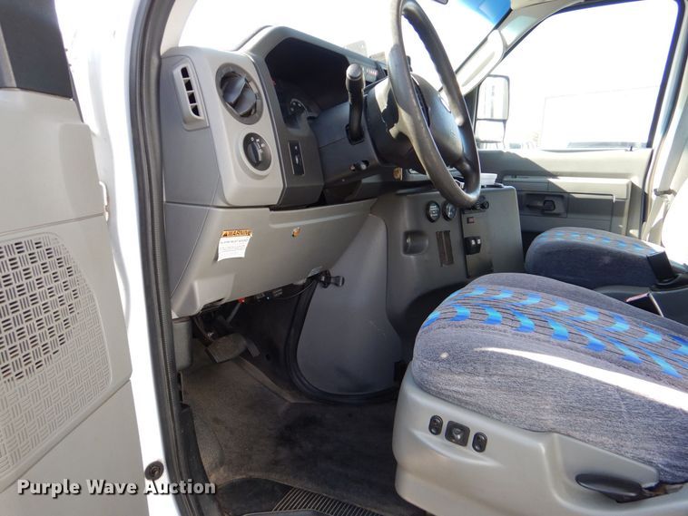 image for item MM9641 2013 Ford E450  shuttle bus