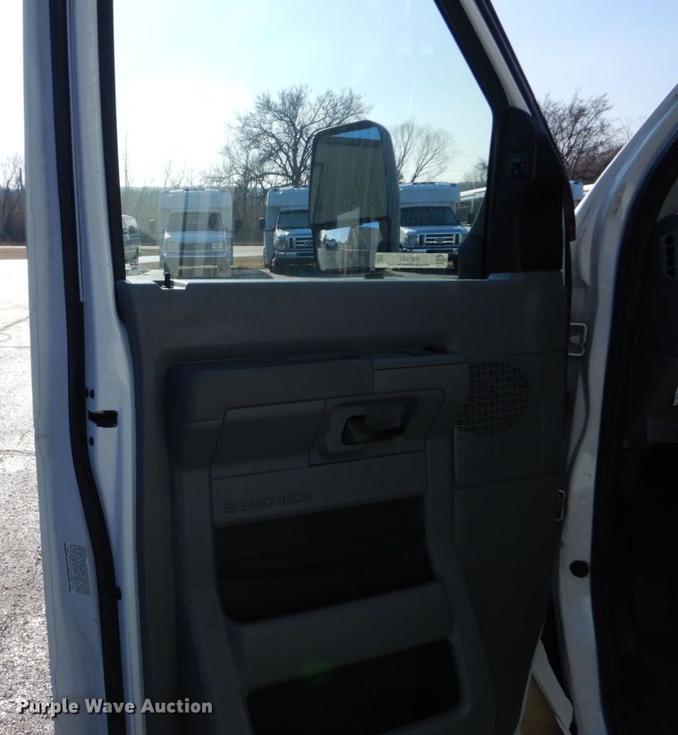 image for item MM9641 2013 Ford E450  shuttle bus
