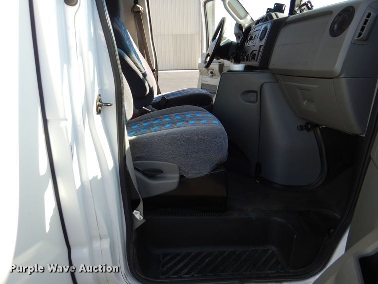 image for item MM9641 2013 Ford E450  shuttle bus