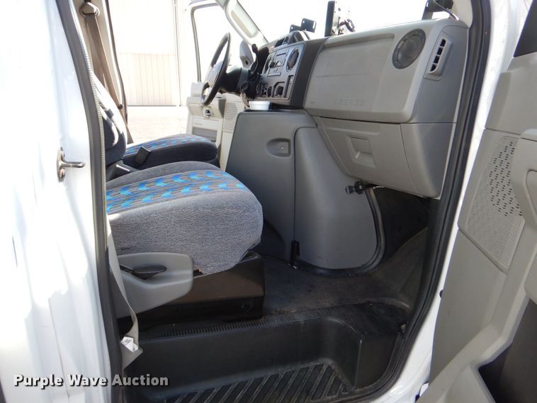image for item MM9641 2013 Ford E450  shuttle bus