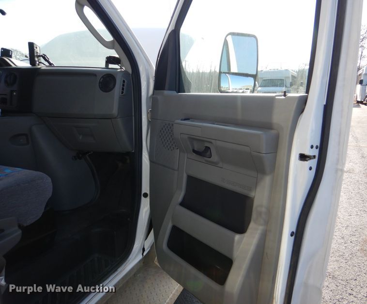 image for item MM9641 2013 Ford E450  shuttle bus