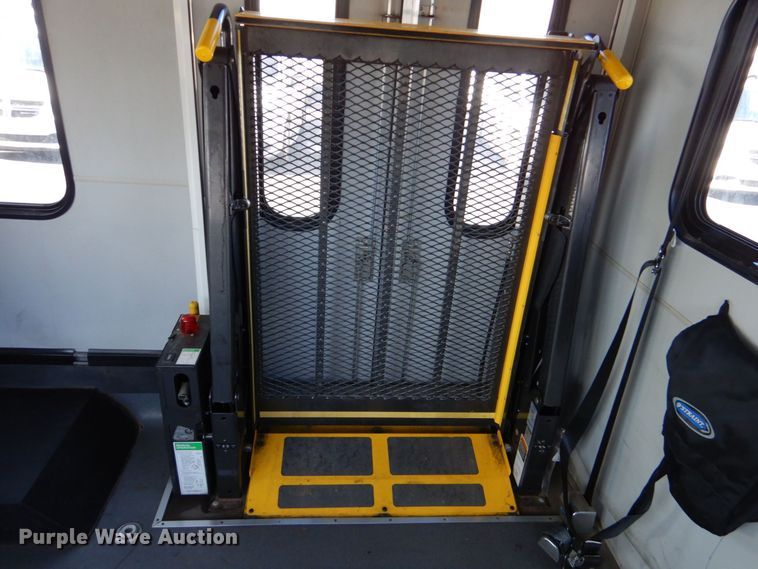 image for item MM9641 2013 Ford E450  shuttle bus