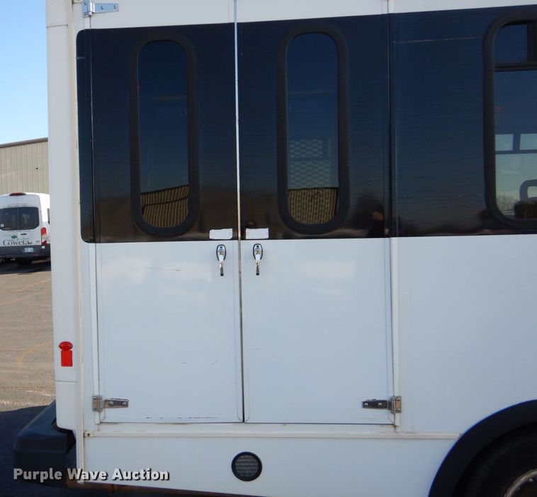 image for item MM9641 2013 Ford E450  shuttle bus