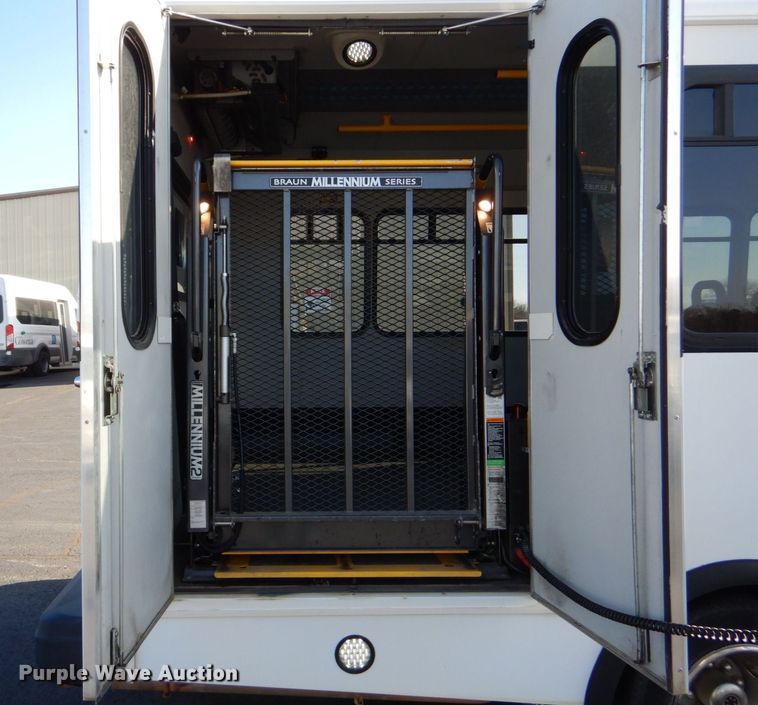 image for item MM9641 2013 Ford E450  shuttle bus