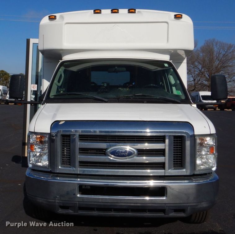 image for item MM9642 2013 Ford E450  shuttle bus