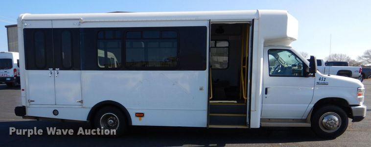 image for item MM9642 2013 Ford E450  shuttle bus