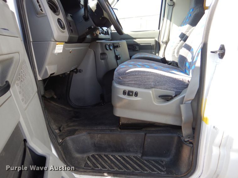 image for item MM9642 2013 Ford E450  shuttle bus
