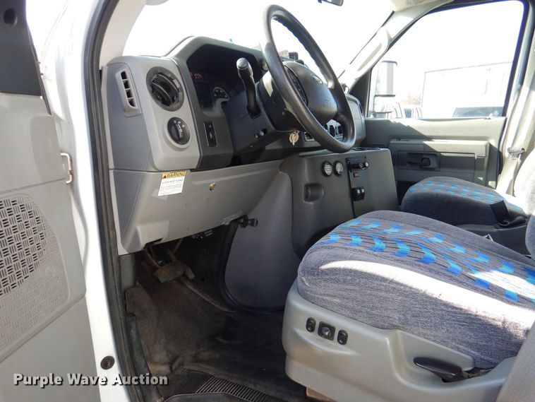 image for item MM9642 2013 Ford E450  shuttle bus