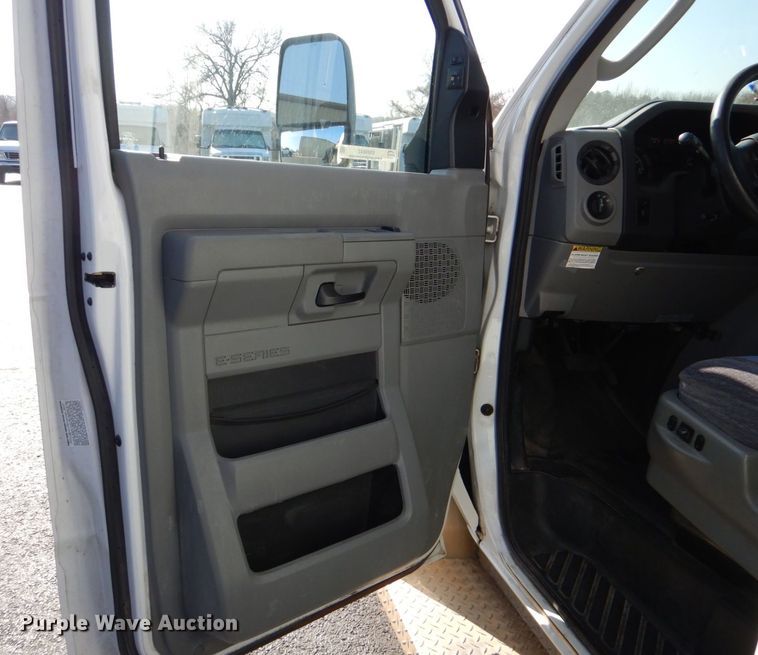 image for item MM9642 2013 Ford E450  shuttle bus