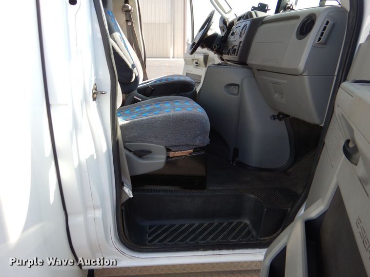 image for item MM9642 2013 Ford E450  shuttle bus