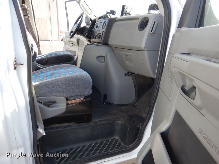 image for item MM9642 2013 Ford E450  shuttle bus
