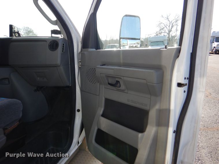 image for item MM9642 2013 Ford E450  shuttle bus