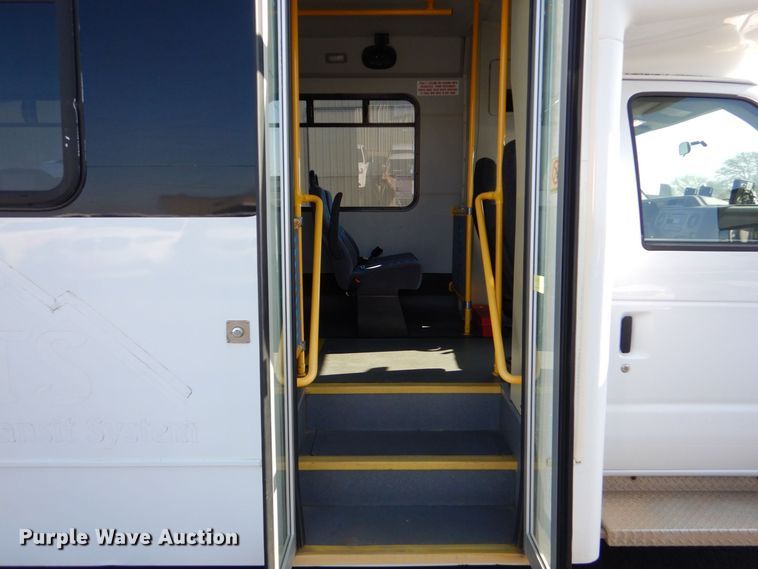 image for item MM9642 2013 Ford E450  shuttle bus