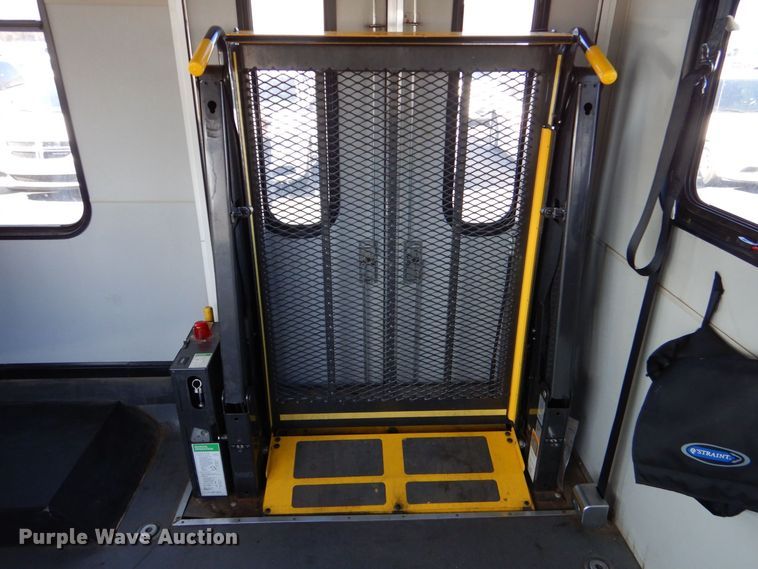 image for item MM9642 2013 Ford E450  shuttle bus