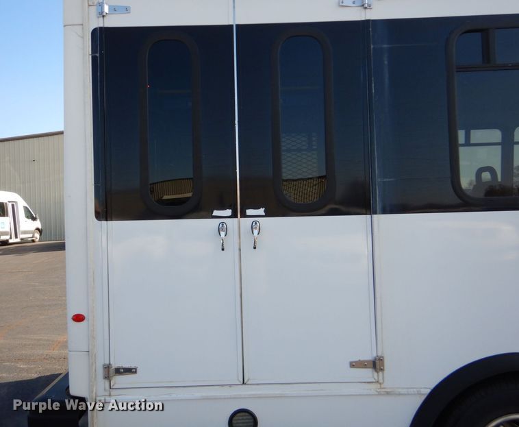 image for item MM9642 2013 Ford E450  shuttle bus