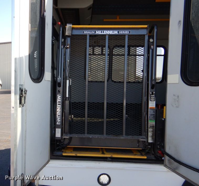 image for item MM9642 2013 Ford E450  shuttle bus