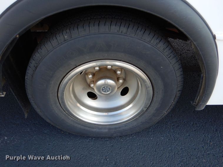 image for item MM9642 2013 Ford E450  shuttle bus