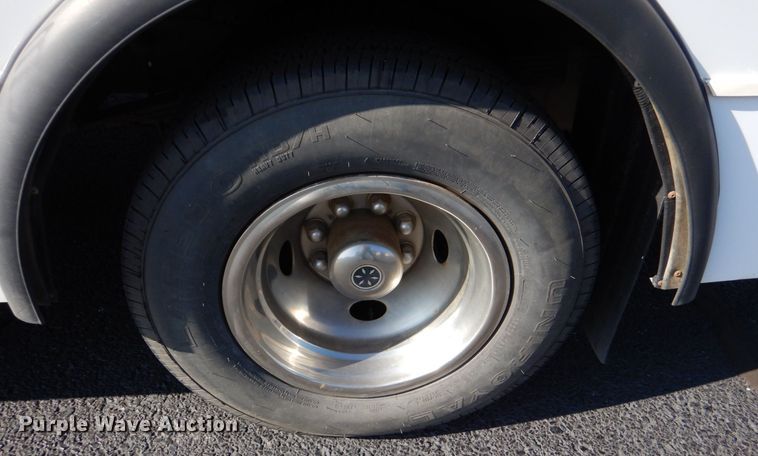 image for item MM9642 2013 Ford E450  shuttle bus