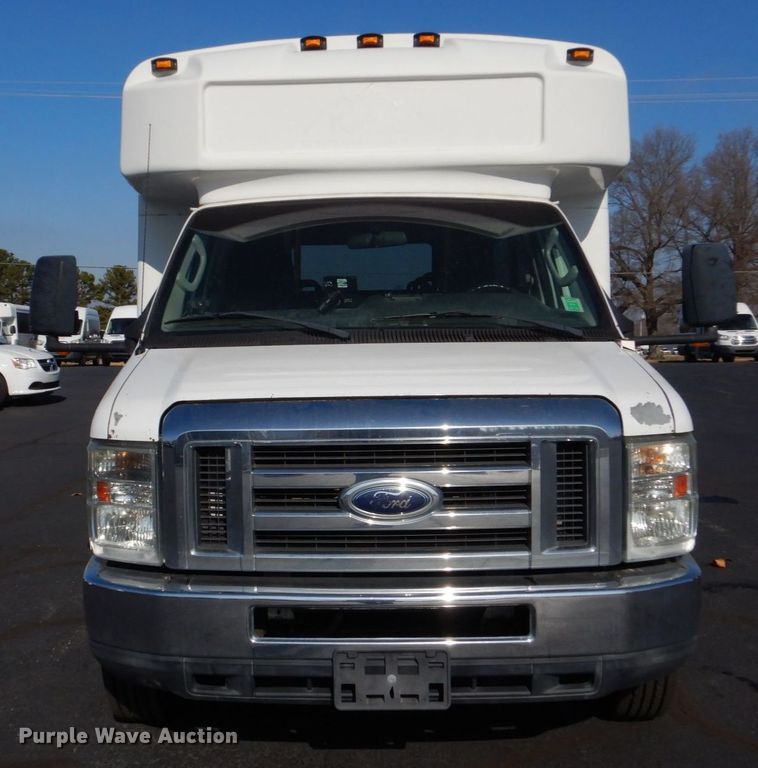 image for item MM9643 2013 Ford E450  shuttle bus
