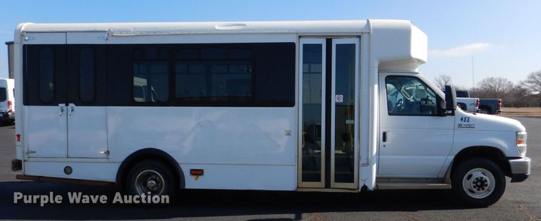 image for item MM9643 2013 Ford E450  shuttle bus