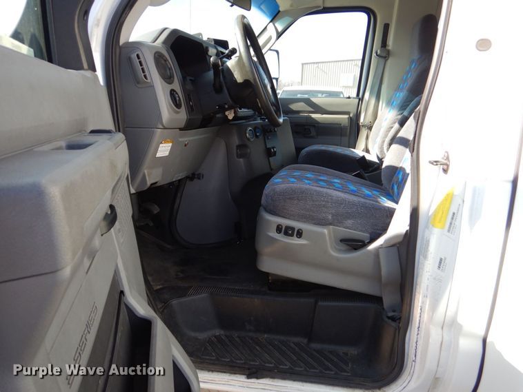 image for item MM9643 2013 Ford E450  shuttle bus