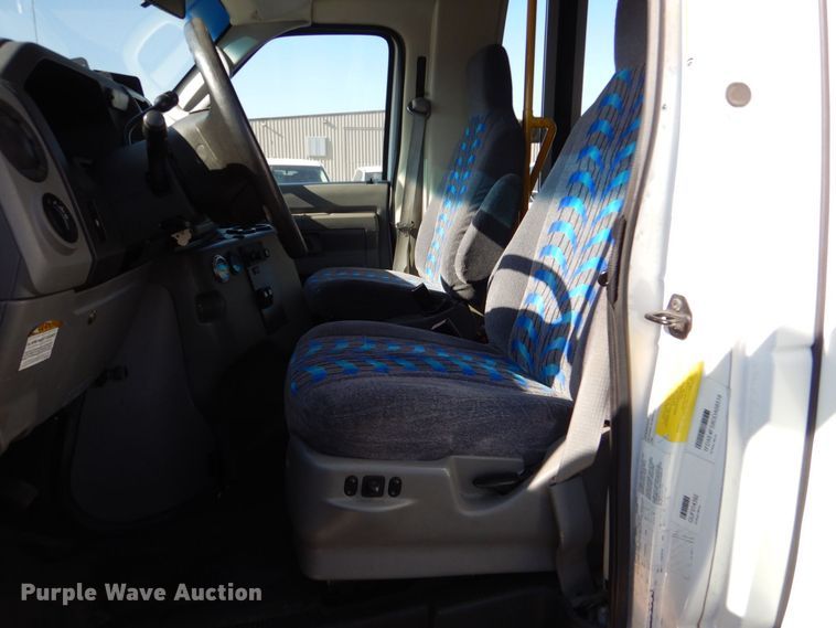 image for item MM9643 2013 Ford E450  shuttle bus
