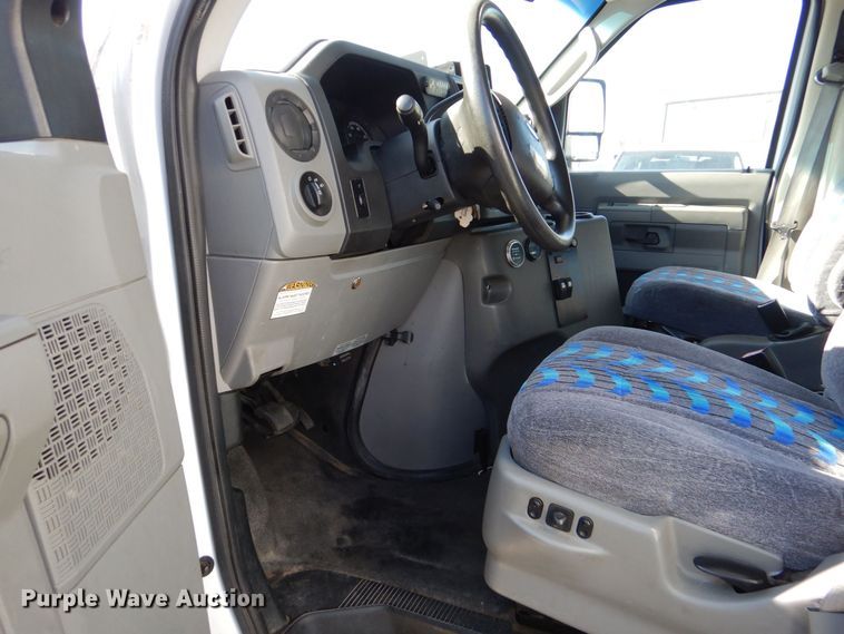 image for item MM9643 2013 Ford E450  shuttle bus