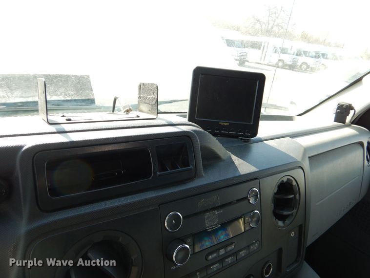 image for item MM9643 2013 Ford E450  shuttle bus