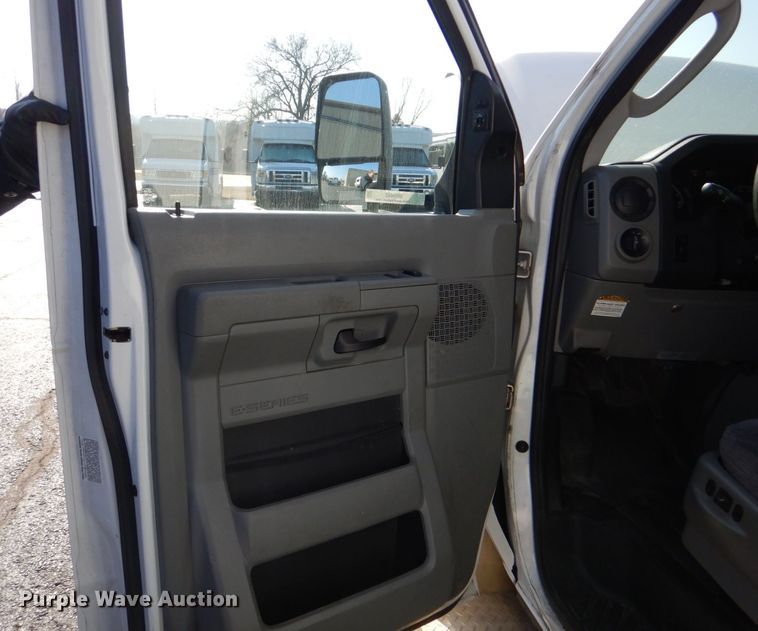 image for item MM9643 2013 Ford E450  shuttle bus