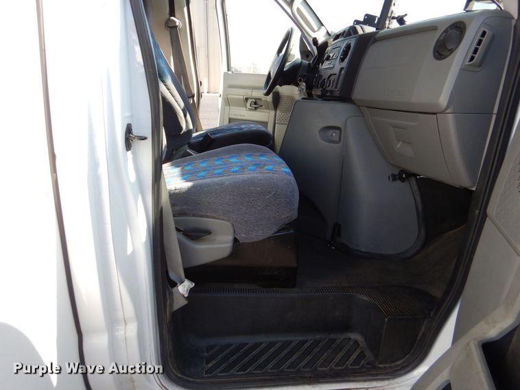 image for item MM9643 2013 Ford E450  shuttle bus