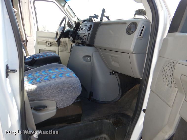 image for item MM9643 2013 Ford E450  shuttle bus
