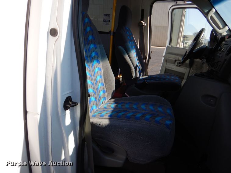 image for item MM9643 2013 Ford E450  shuttle bus