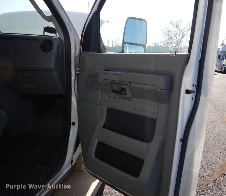 image for item MM9643 2013 Ford E450  shuttle bus