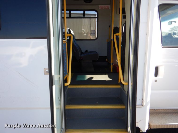 image for item MM9643 2013 Ford E450  shuttle bus