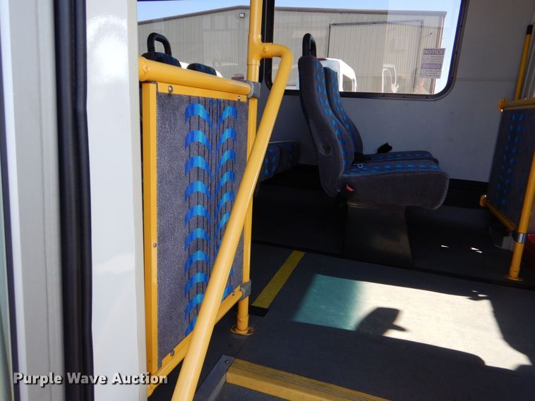 image for item MM9643 2013 Ford E450  shuttle bus