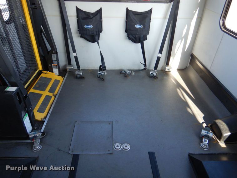 image for item MM9643 2013 Ford E450  shuttle bus