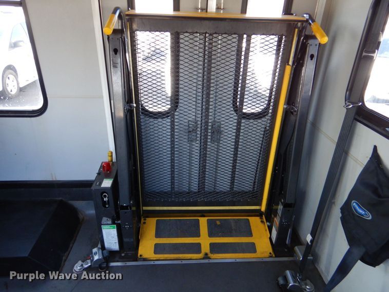 image for item MM9643 2013 Ford E450  shuttle bus