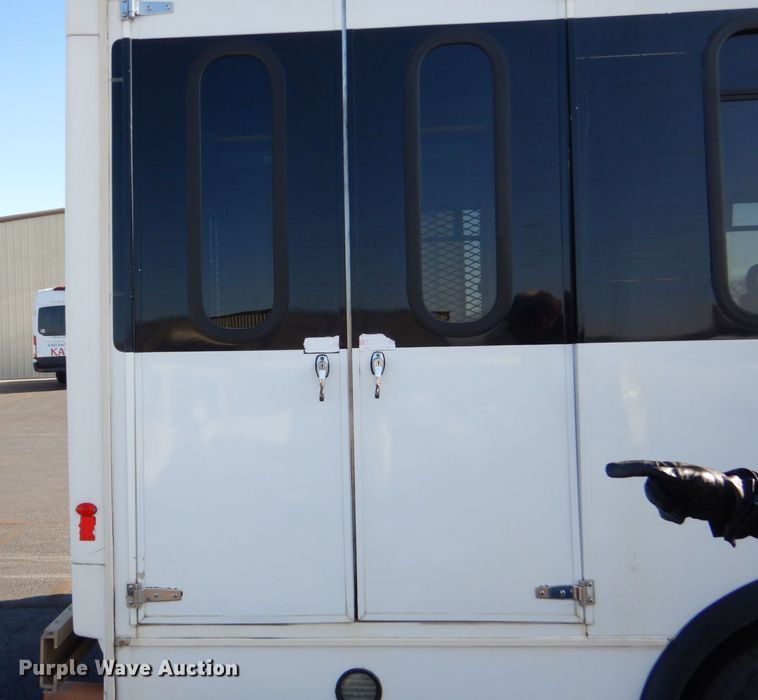 image for item MM9643 2013 Ford E450  shuttle bus