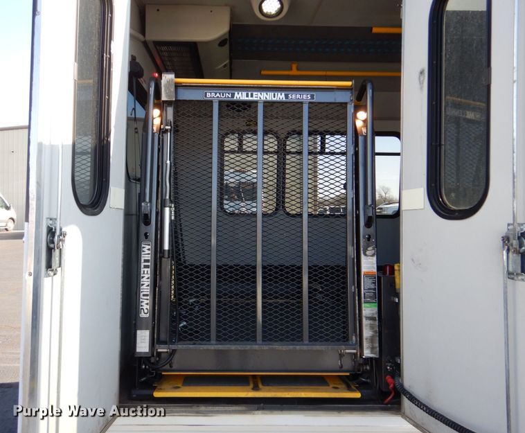 image for item MM9643 2013 Ford E450  shuttle bus