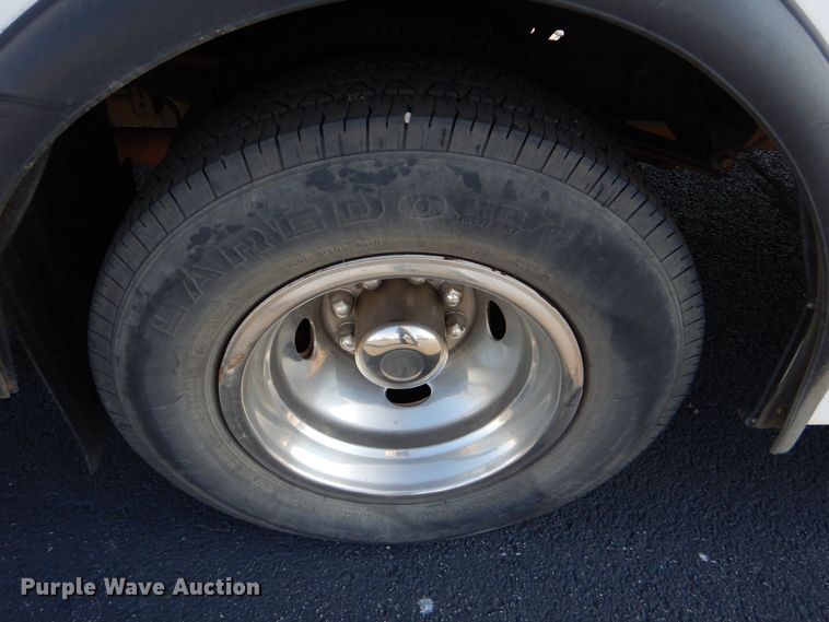 image for item MM9643 2013 Ford E450  shuttle bus