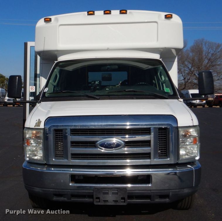 image for item MM9644 2013 Ford E450  shuttle bus
