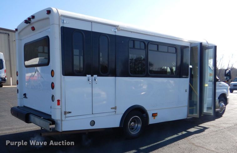 image for item MM9644 2013 Ford E450  shuttle bus
