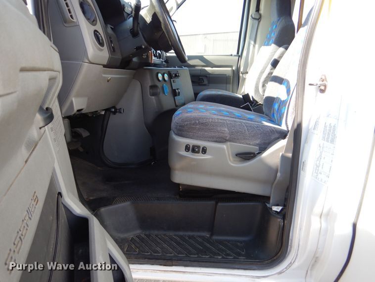 image for item MM9644 2013 Ford E450  shuttle bus