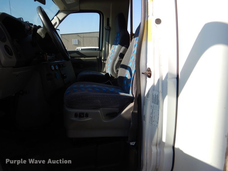 image for item MM9644 2013 Ford E450  shuttle bus