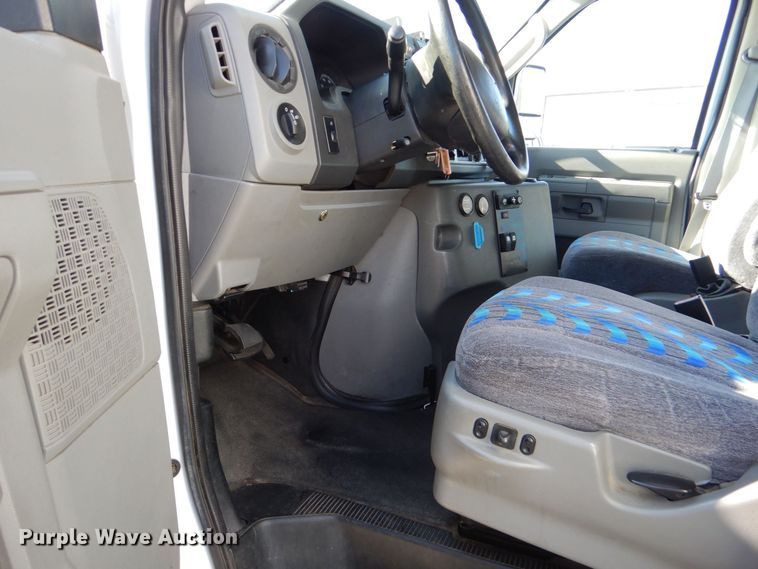 image for item MM9644 2013 Ford E450  shuttle bus